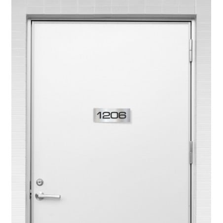 Plaque de numéro de porte intérieure en relief 3D, noir sur fini aluminium brossé