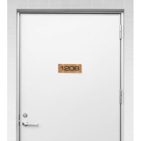 Plaque de numéro de porte intérieure en relief 3D, noir sur fini cuivre brossé
